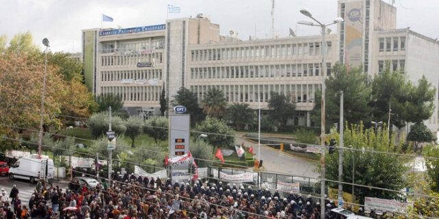 Ζωντανή εκπομπή έξω από το Ραδιομέγαρο της ΕΡΤ