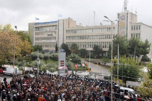 Ζωντανή εκπομπή έξω από το Ραδιομέγαρο της ΕΡΤ