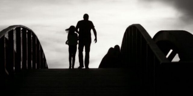 Η αγκαλιά ενός πατέρα στην εποχή της βαρβαρότητας