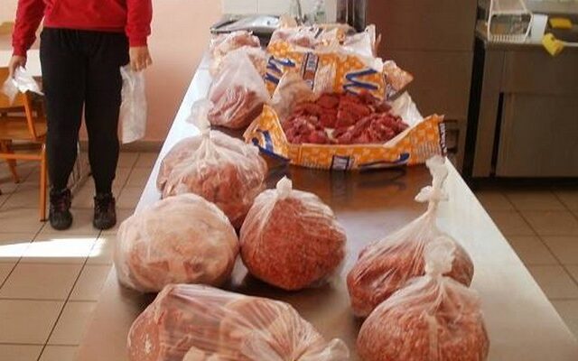 Γάμος στην Κρήτη με τρόφιμα για παιδιά με ειδικές ανάγκες αντί για μπομπονιέρες