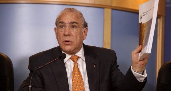 Ανχελ Γκουρία: “Η ελληνική κοινωνία δεν αντέχει νέα μέτρα”