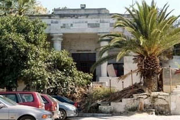 Κατηγορούνται επειδή δεν γκρεμίζουν το Ηρώο