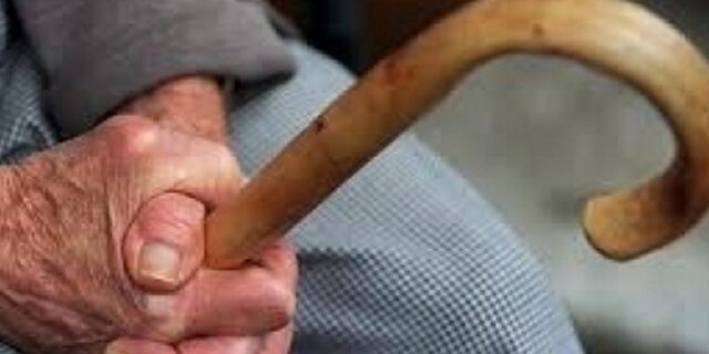 Ατρόμητος 90χρονος τα έβαλε με οπλισμένους ληστές και τους έτρεψε σε φυγή