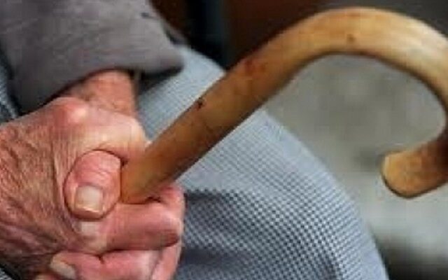 Ατρόμητος 90χρονος τα έβαλε με οπλισμένους ληστές και τους έτρεψε σε φυγή