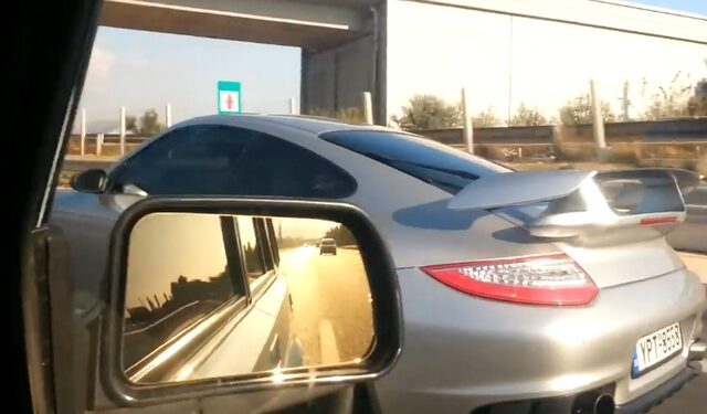 Βίντεο: Lada Vs Porsche 911 GT2 RS στην Ελλάδα: Σημειώσατε ένα