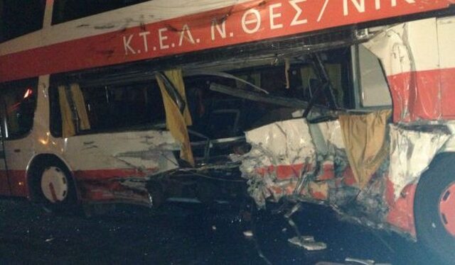 Σύγκρουση φορτηγού με λεωφορείο και ΙΧ στα Τέμπη. Ένας νεκρός και 17 τραυματίες
