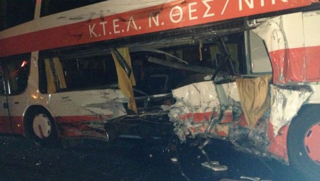 Σύγκρουση φορτηγού με λεωφορείο και ΙΧ στα Τέμπη. Ένας νεκρός και 17 τραυματίες