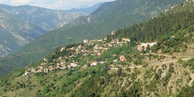 Έκαψε το σπίτι του, έριξε στο γκρεμό το αυτοκίνητό του