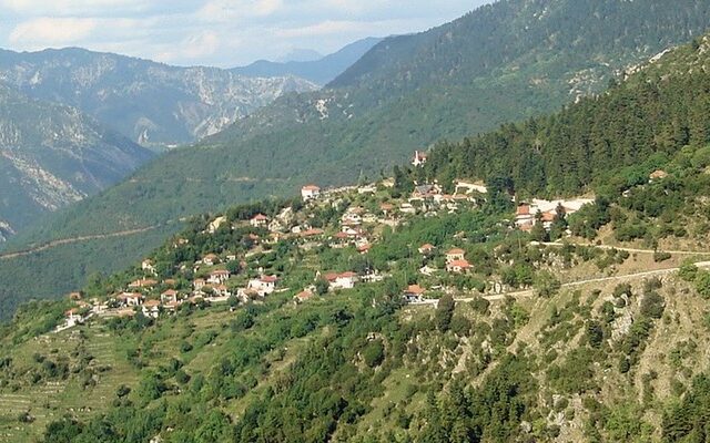 Έκαψε το σπίτι του, έριξε στο γκρεμό το αυτοκίνητό του