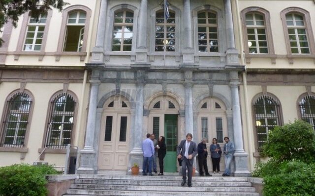 Στο αυτόφωρο δημοσιογράφος για κριτική σε εθνικοσοσιαλιστή γυμνασιάρχη