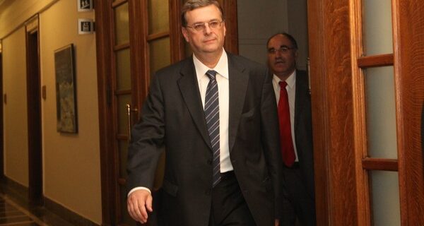 Οικονομικός σύμβουλος Σαμαρά: Επενδυτικό σοκ θα οδηγήσει την ελληνική οικονομία από την ύφεση στην ανάπτυξη