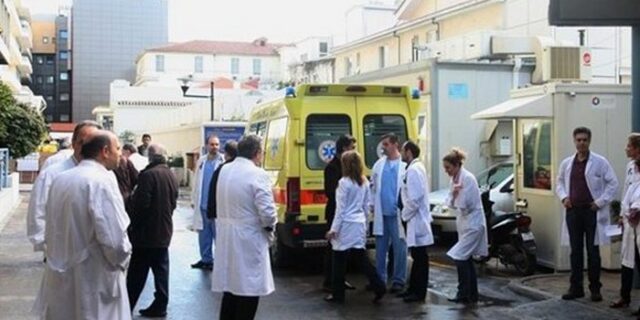 Γιατροί και νοσηλευτικό προσωπικό στην 24ωρη απεργία της ΑΔΕΔΥ