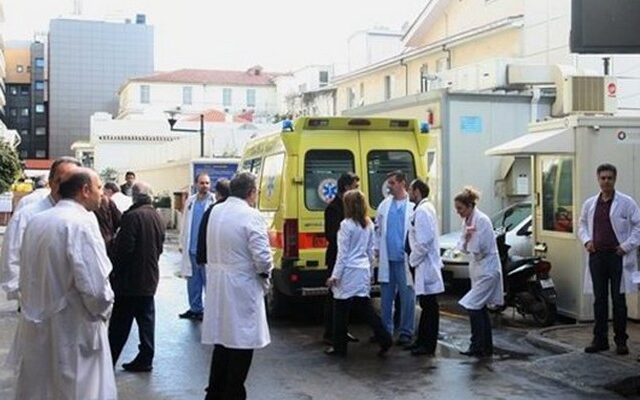 Γιατροί και νοσηλευτικό προσωπικό στην 24ωρη απεργία της ΑΔΕΔΥ