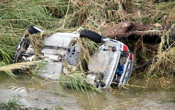 Τραγωδία στη Ρόδο: Κατάφερα και κρατήθηκα, μέσα σε 3 δευτερόλεπτα είχαν “χαθεί” οι συνάδελφοί μου