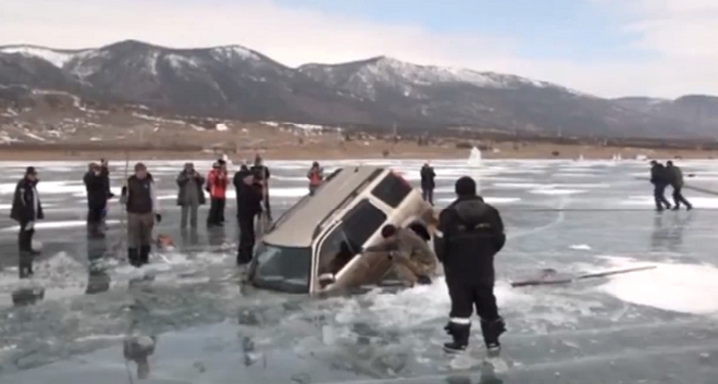 Βίντεο: Πώς να βγάλεις ένα τζιπ από τον πάγο
