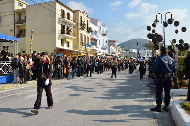 Εορτασμός ένωσης Σάμου – Ελλάδας: Συνθήματα και μαύρα μπαλόνια στην παρέλαση