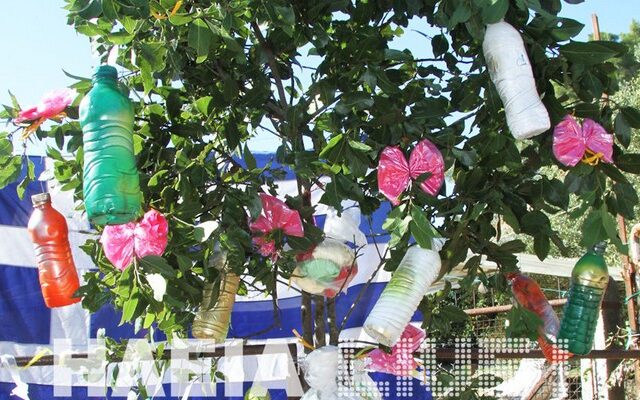 Στόλισαν χριστουγεννιάτικα χωματερή στην Ηλεία