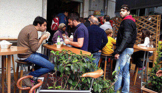 WSJ: “Φαγητό της δυσφορίας: Όταν τα πράγματα γίνονται δύσκολα οι Έλληνες παίρνουν σουβλάκι”