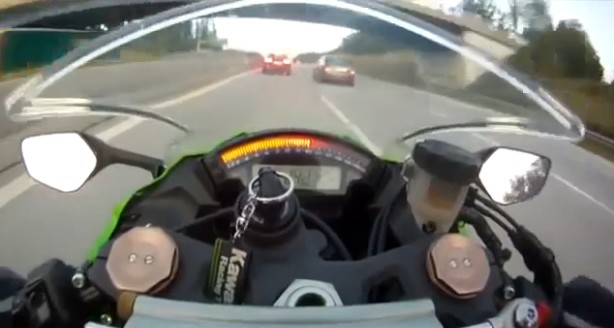 Audi RS6 quattro, προσπερνά σαν σταματημένη μια Kawasaki ZX-10R