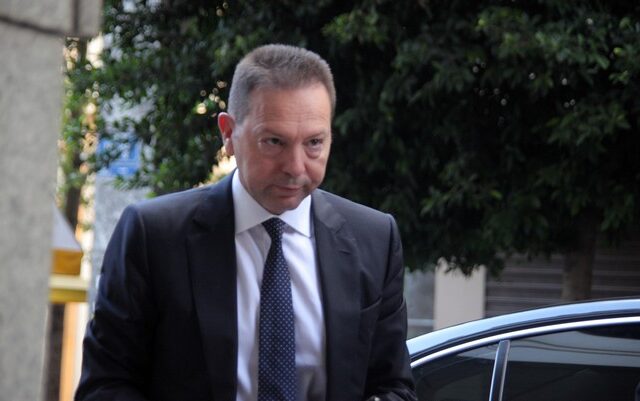 Οργή Στουρνάρα: “Δεν μας χωρίζουν μίλια, μας χωρίζουν μέτρα με την τρόικα”