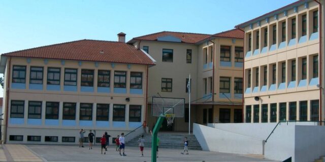 Αναστάτωση από πυροβολισμούς έξω από σχολείο του Ηρακλείου