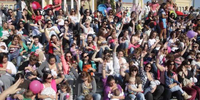 Μήνυμα υπέρ του δημόσιου μητρικού θηλασμού από όλη την Ελλάδα