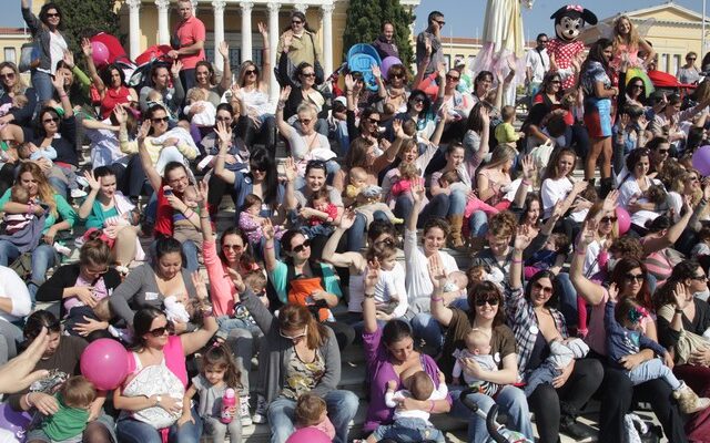 Μήνυμα υπέρ του δημόσιου μητρικού θηλασμού από όλη την Ελλάδα