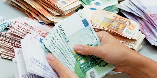 Δις ισόβια σε τραπεζικό υπάλληλο για υπεξαίρεση 1,7 εκατ. ευρώ