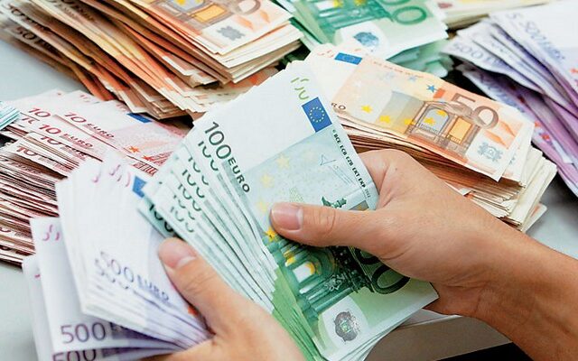 Δις ισόβια σε τραπεζικό υπάλληλο για υπεξαίρεση 1,7 εκατ. ευρώ