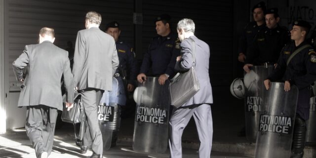 Προ των πυλών νέα οριζόντια μέτρα – Ασφυκτική πίεση από την τρόικα