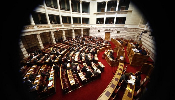 Ένταση στη Βουλή για το αντιρατσιστικό νομοσχέδιο