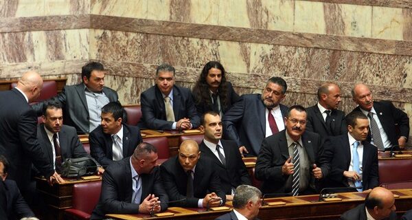 Εσωτερικά έγγραφα: Πώς φέρεται ο καλός Χρυσαυγίτης. Μείζον ζήτημα η παντόφλα-διχάλα και η βερμούδα Χονολουλού