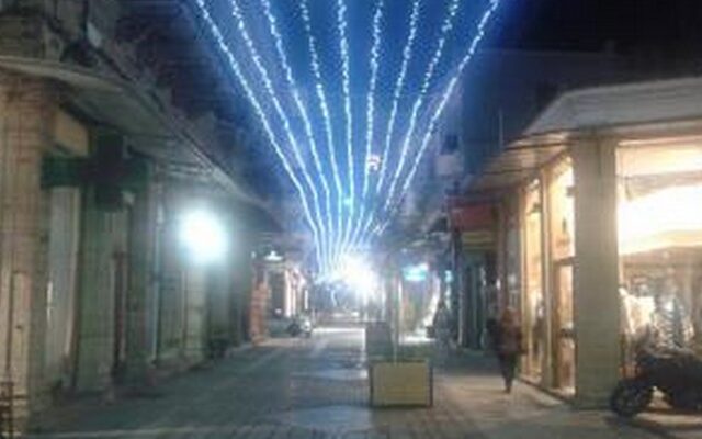 Εορταστικός φωτισμός στη Χίο με διαμαρτυρίες ιερέων