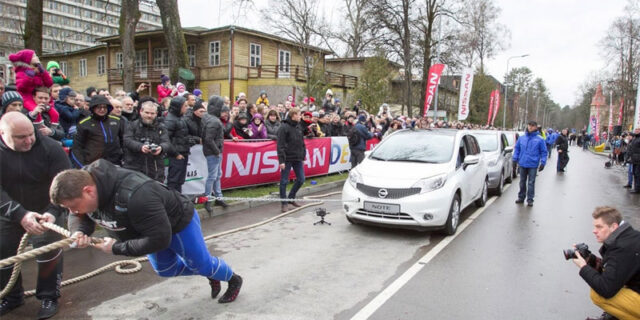 Ο δυνατότερος άνθρωπος στον κόσμο τράβηξε 12 Nissan Note