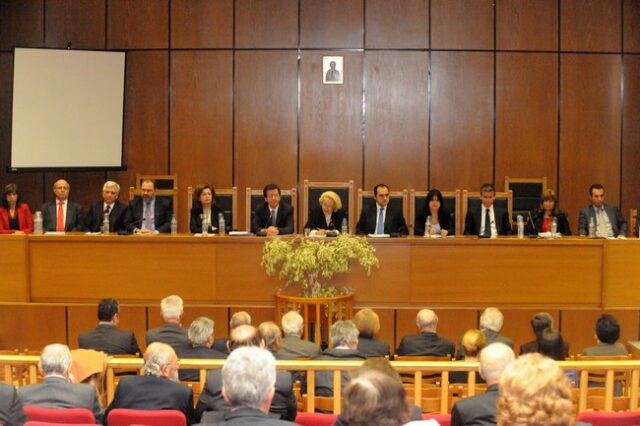 Αντισυνταγματικές οι μειώσεις μισθών των δικαστών