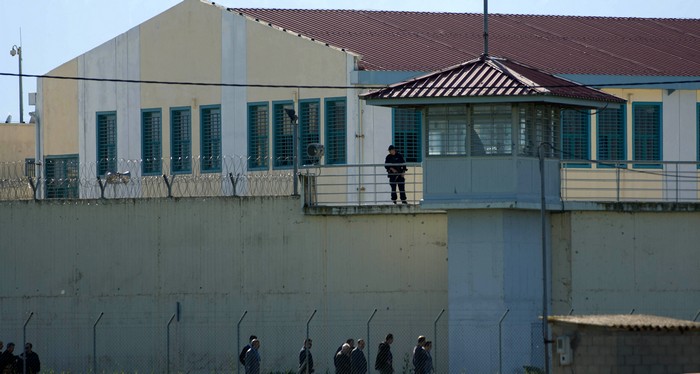 Εξαρθρώθηκε σπείρα διακίνησης ναρκωτικών και κινητών σε φυλακές: Συνελήφθη αστυνομικός