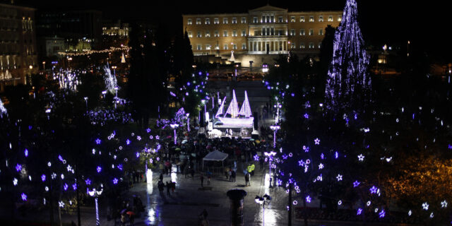 Φωταγωγήθηκε το καράβι του δήμου Αθηναίων από το Γιώργο Καμίνη