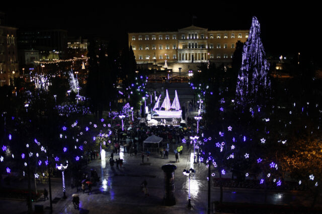 Φωταγωγήθηκε το καράβι του δήμου Αθηναίων από το Γιώργο Καμίνη
