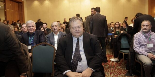 Στα όρια του το ΠΑΣΟΚ. Ένταση και κριτική για έξοδο από την κυβέρνηση στη συνεδρίαση της Επιτροπής