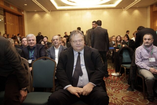 Στα όρια του το ΠΑΣΟΚ. Ένταση και κριτική για έξοδο από την κυβέρνηση στη συνεδρίαση της Επιτροπής