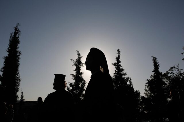 Δεν υπάρχει ένας εισαγγελέας να μαζέψει τον Μητροπολίτη Πειραιώς;