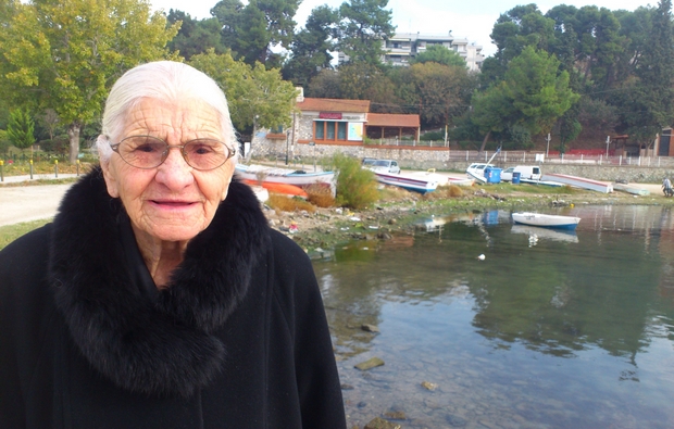 Μαρτυρία 96χρονης που έζησε τη Σμύρνη να καίγεται: “Ο κόσμος έτρεχε στα πλοία να σωθεί. Τους έκοβαν τα χέρια και έπεφταν στη θάλασσα”
