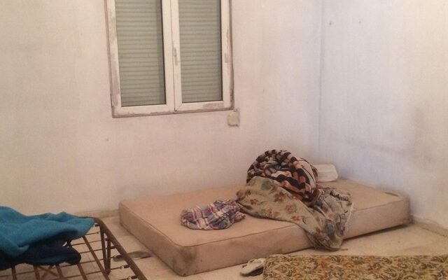 Φρίκη στο Κορωπί: Πακιστανοί κρατούσαν αλυσοδεμένους και βασάνιζαν Σύρους μετανάστες