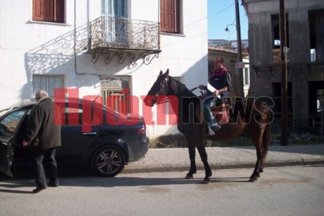 Πήγε με άλογο στην Εφορία και παρέδωσε τις πινακίδες κυκλοφορίας