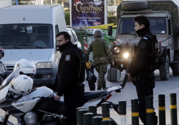 Πέταξαν μολότοφ σε τράπεζες στο Βόλο