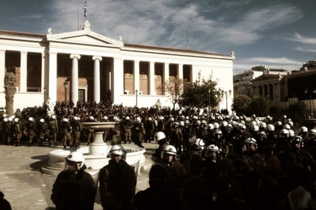 Πορείες στη μνήμη του Αλέξη Γρηγορόπουλου. Αποχώρησαν οι εγκλωβισμένοι διαδηλωτές στα Προπύλαια