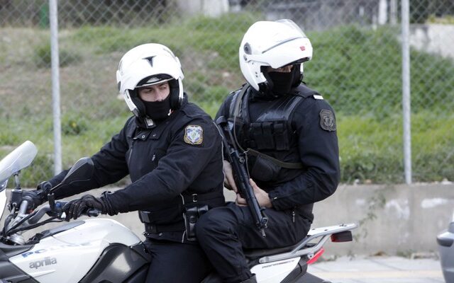 Ένοπλοι έστησαν ενέδρα σε επιχειρηματία στον Άλιμο. Τους πυροβόλησε και κατάφερε να γλυτώσει