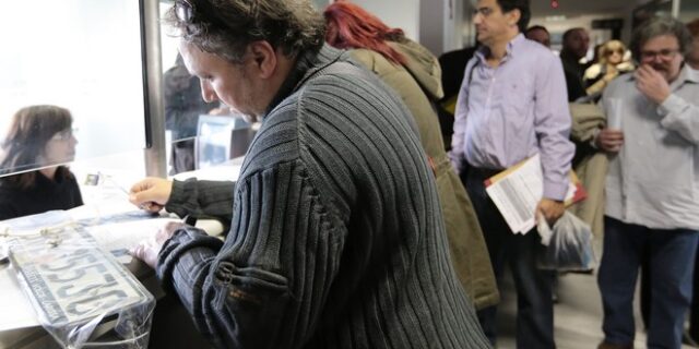 Μην σπρώχνεστε. Χάος σε τράπεζες και εφορίες για τέλη κυκλοφορίας και 4 φόρους