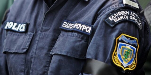 Σε διαθεσιμότητα ειδικός φρουρός για ναρκωτικά και παράνομη οπλοκατοχή