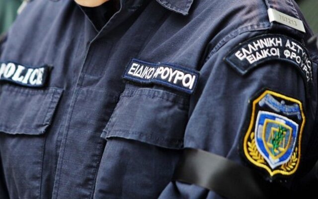 Σε διαθεσιμότητα ειδικός φρουρός για ναρκωτικά και παράνομη οπλοκατοχή